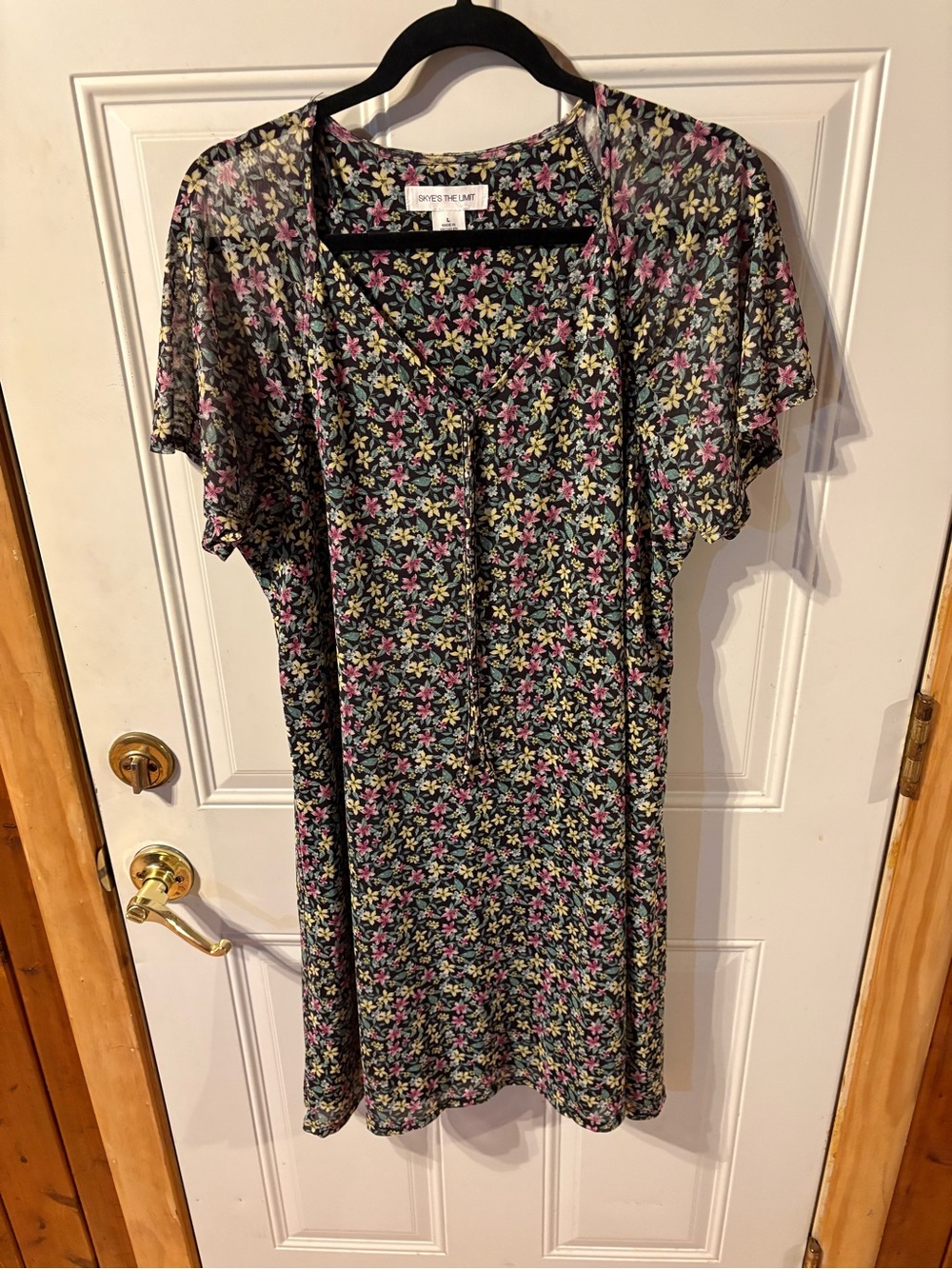 Skyes the Limit Flowered Dress Size Large
V Neck Ties in Front, Lined Inside